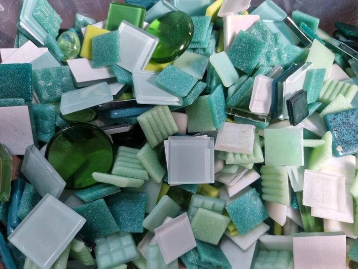 Mozaïek steentjes groen mix 1 kilo hobbyglas glasmozaiek, Hobby en Vrije tijd, Knutselen, Nieuw, Materiaal, Ophalen of Verzenden