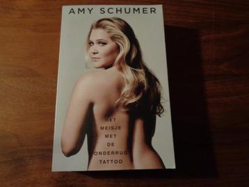Het meisje met de onderrug tattoo - Amy Schumer beschikbaar voor biedingen