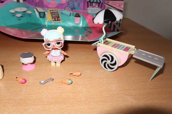 L.O.L. surprise furniture serie 2 ice cream pop - up , compl, Kinderen en Baby's, Speelgoed | Poppen, Zo goed als nieuw, Ophalen of Verzenden