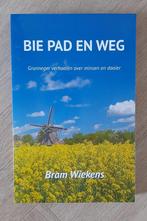 Bram Wiekens - Bie pad en weg, Boeken, Streekboeken en Streekromans, Groningen, Bram Wiekens, Ophalen of Verzenden, Zo goed als nieuw