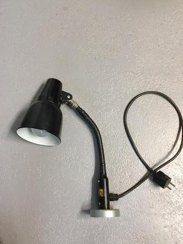 sis lamp met magneetvoet beschikbaar voor biedingen