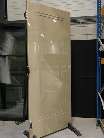 Klassiek gelakte deur beige / wit STOMP beschikbaar voor biedingen