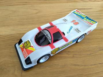 Raceauto uit jaren 90 beschikbaar voor biedingen