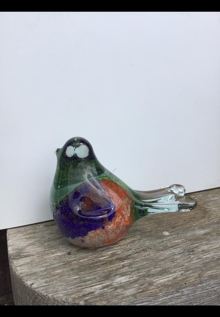 Klein glazen vogeltje met gat aan onderzijde dus kan op stok, Verzamelen, Beelden en Beeldjes, Zo goed als nieuw, Ophalen of Verzenden