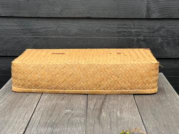 Antieke koffer van riet / biezen. beschikbaar voor biedingen
