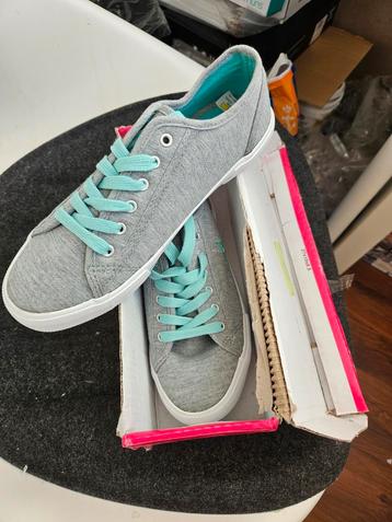 Grijze Sneakers met Turquoise Veters beschikbaar voor biedingen