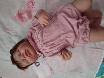 PRACHTIGE NEWBORN SLAPEND MEISJE  MET HAAR beschikbaar voor biedingen