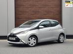 Toyota Aygo 1.0 VVT-i X-PLAY / NAVI / CAMERA / AUTOMAAT, Stof, Gebruikt, Euro 6, 4 stoelen