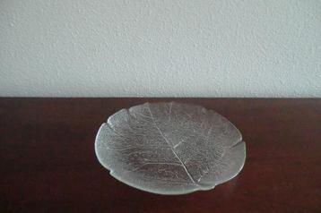 glazen schaal in de vorm van een blad beschikbaar voor biedingen