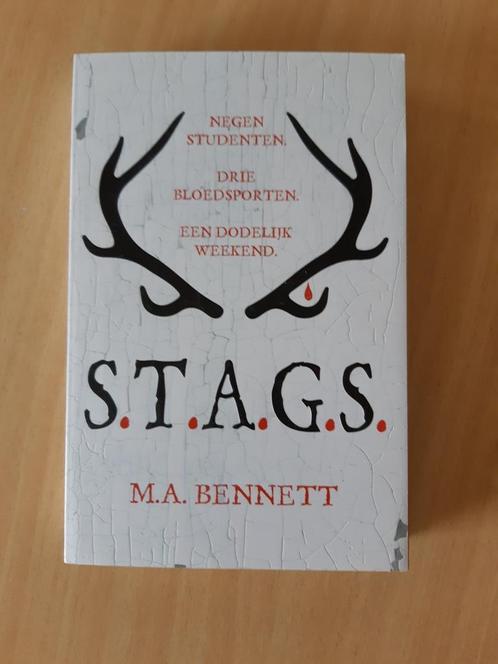 YA - M. A. Bennett - S.T.A.G.S. - nederlandstalig, Boeken, Kinderboeken | Jeugd | 13 jaar en ouder, Zo goed als nieuw, Ophalen of Verzenden