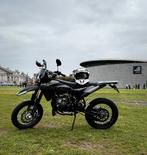 Sherco 50cc SM-RS 2024+helm– Zo goed als nieuw!, Fietsen en Brommers, Minibikes, Midibikes en Pitbikes, Ophalen, Zo goed als nieuw