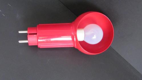 Retro rode stekkerspot stekkerlampje met draaibaar kapje, Huis en Inrichting, Lampen | Spots, Gebruikt, Plafondspot of Wandspot