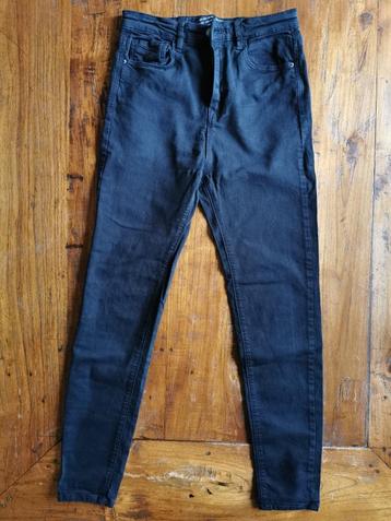 Stradivarius zwarte lange broek. Maat: 38.  beschikbaar voor biedingen