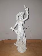 Vrouw met snaarinstrument en papierrol,+/- 35 cm hoog., Ophalen of Verzenden