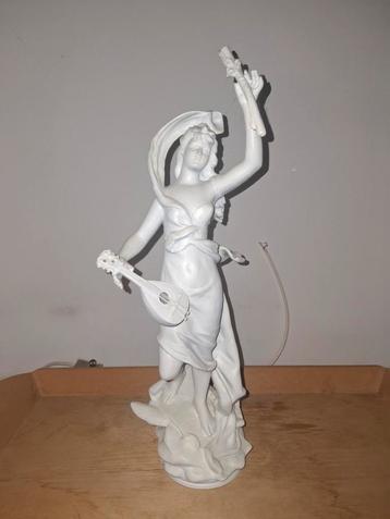 Vrouw met snaarinstrument en papierrol,+/- 35 cm hoog. beschikbaar voor biedingen