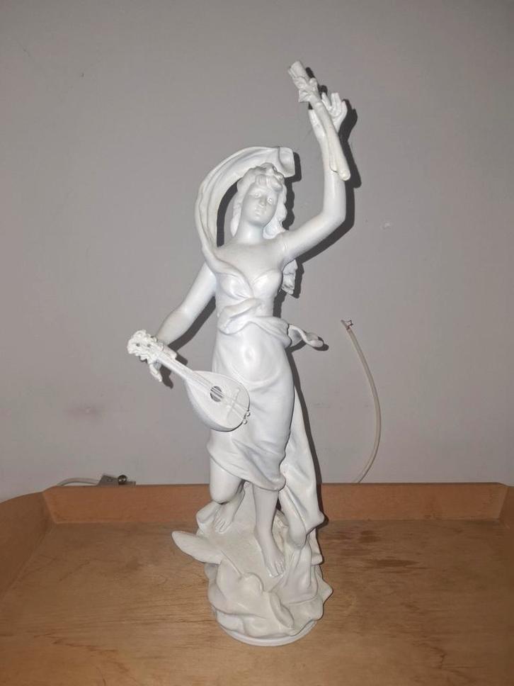 Vrouw met snaarinstrument en papierrol,+/- 35 cm hoog., Antiek en Kunst, Kunst | Beelden en Houtsnijwerken, Ophalen of Verzenden