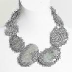 Nieuwe ketting van Manouk, grijs grote stenen., Sieraden, Tassen en Uiterlijk, Kettingen, Ophalen of Verzenden, Nieuw