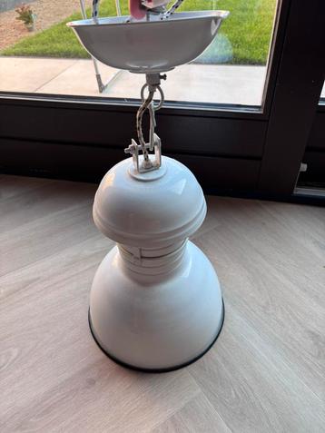Witte plafond lamp beschikbaar voor biedingen