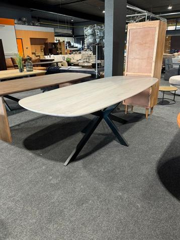 Eettafel matrix van €1295 nu voor €795  beschikbaar voor biedingen
