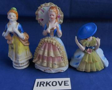 DRIE OUDE KLEINE BEELDJES * Dames * beschikbaar voor biedingen