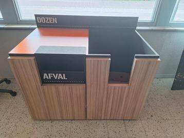 Displaymeubel, een kast en een afval en dozenbak! beschikbaar voor biedingen