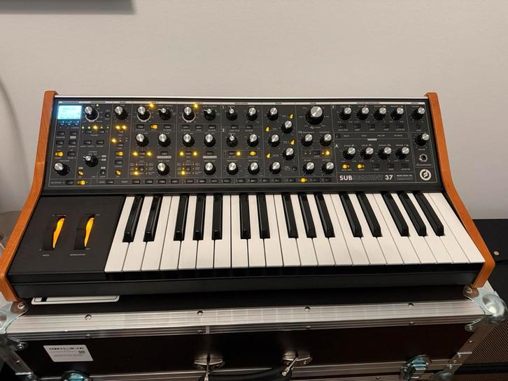 Moog Subsequent 37 incl flightcase en Decksaver, Muziek en Instrumenten, Synthesizers, Zo goed als nieuw, Overige aantallen, Overige merken