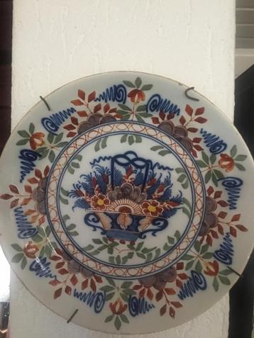 Oud bord met bloemmotief beschikbaar voor biedingen