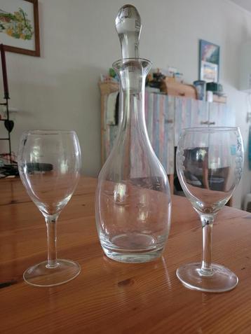 Glazen karaf met 2 wijnglazen beschikbaar voor biedingen