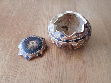 Uitgesneden geholde kalebas gourd pompoen met versiering beschikbaar voor biedingen