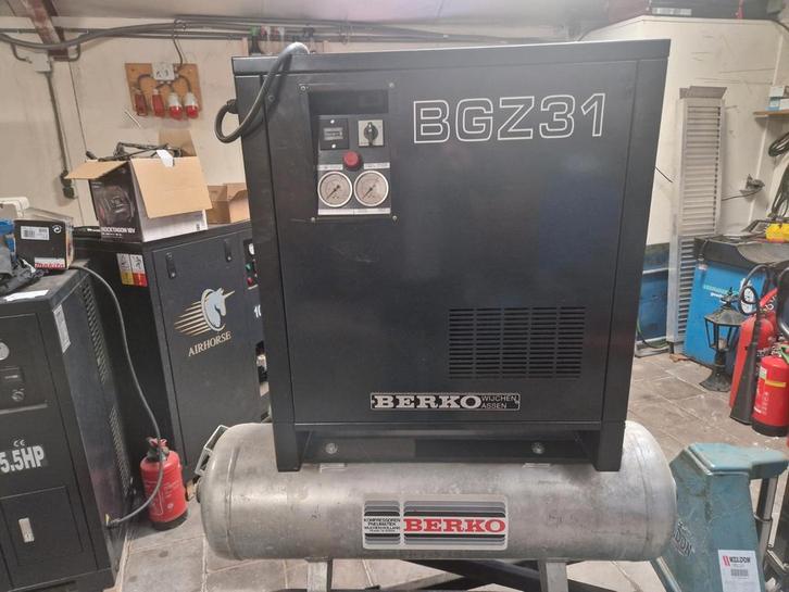 Geluidsarme Zuigercompressor - Berko BGZ31, Doe-het-zelf en Verbouw, Compressors, 100 liter of meer, Ophalen
