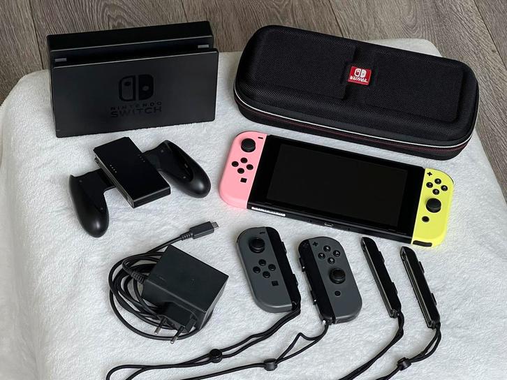 Nintendo Switch + extra controllers en accessoires, Spelcomputers en Games, Spelcomputers | Nintendo Switch, Zo goed als nieuw