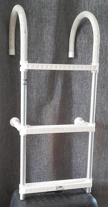 ZWEMTRAPJE😃ONGEBRUIKT UNIVERSEEL MODEL VOOR AAN EEN BOOT. beschikbaar voor biedingen