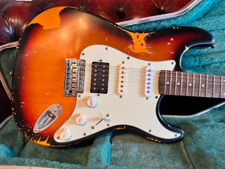 Stratocaster sunburst relic Squier 2004, Muziek en Instrumenten, Snaarinstrumenten | Gitaren | Elektrisch, Gebruikt, Solid body