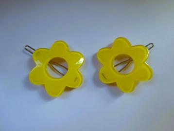2 Haarspeld/klemmetjes geel kunststof bloemetjes 3.5 cm  beschikbaar voor biedingen