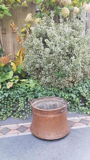 Grote antieke rood koperen pot met hengsel beschikbaar voor biedingen