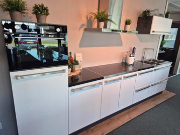Ex showroom keuken 360cm wit met Elementi di Cucina delen beschikbaar voor biedingen