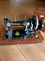 Antieke Wilhelmina naaimachine met houten beschermkap, Antiek en Kunst, Curiosa en Brocante, Ophalen