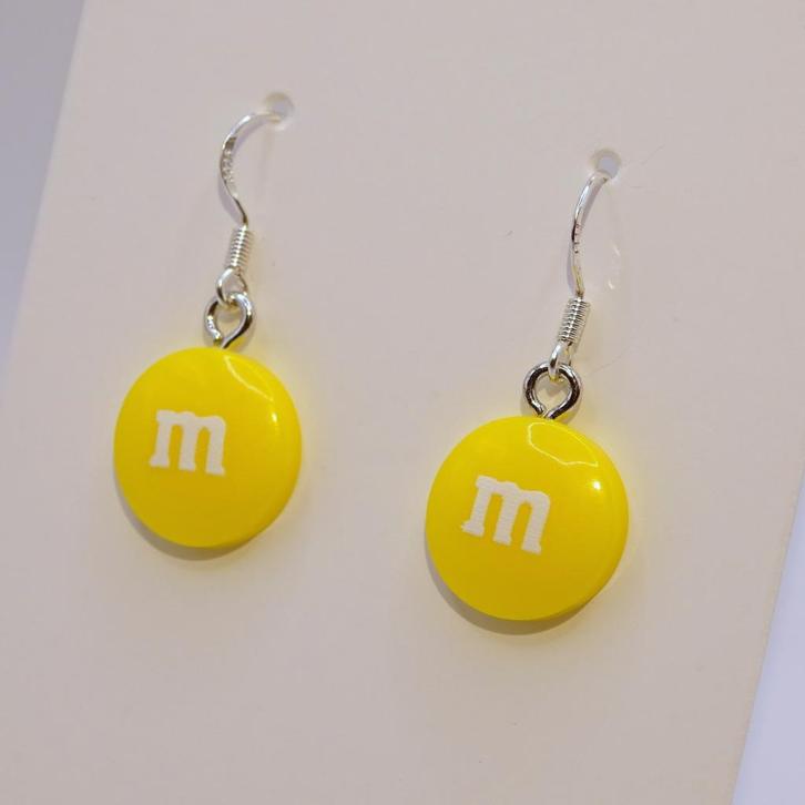 Gele M&M oorbellen, Sieraden, Tassen en Uiterlijk, Oorbellen, Nieuw, Hangers, Overige materialen, Geel, Verzenden