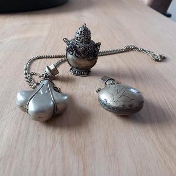 3 oude parfum flesjes ( antiek) beschikbaar voor biedingen