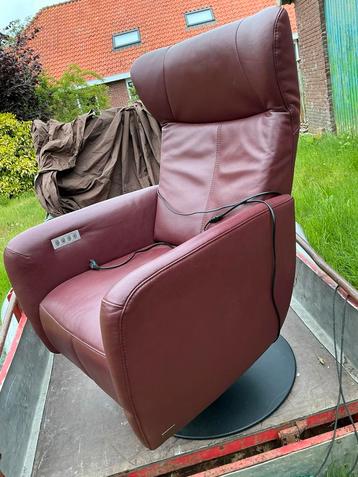 relaxstoel rood leder met electrische been/voetverhoging beschikbaar voor biedingen