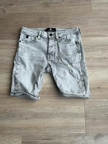 Korte broek van the sting maat S beschikbaar voor biedingen