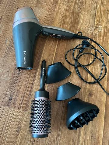 Remington föhn met accessoires  beschikbaar voor biedingen