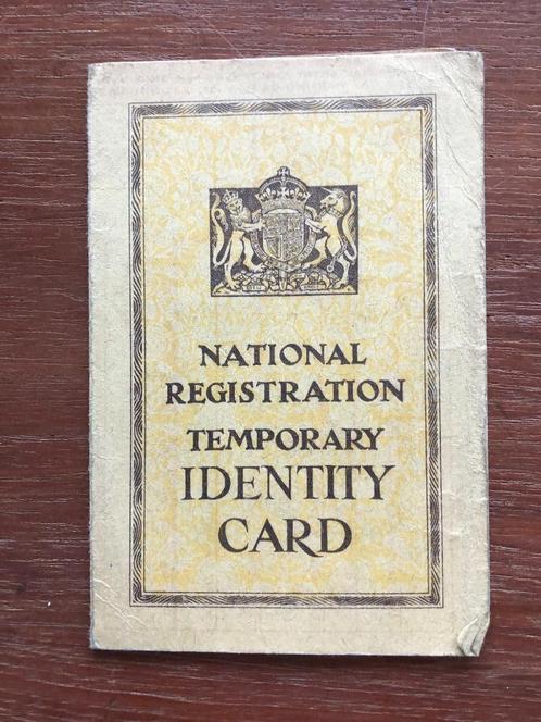 Temporary Identity card (Engeland) van Mary Burgerhout, Boeken, Oorlog en Militair, Gelezen, Ophalen of Verzenden