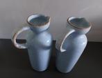 Mooie kruikvaas, lichtblauwe kleur met zandkleurige accenten, Huis en Inrichting, Blauw, Aardewerk of Porselein, Ophalen of Verzenden