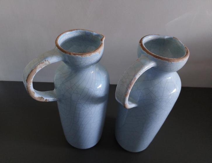 Mooie kruikvaas, lichtblauwe kleur met zandkleurige accenten, Huis en Inrichting, Woonaccessoires | Vazen, Zo goed als nieuw, Blauw