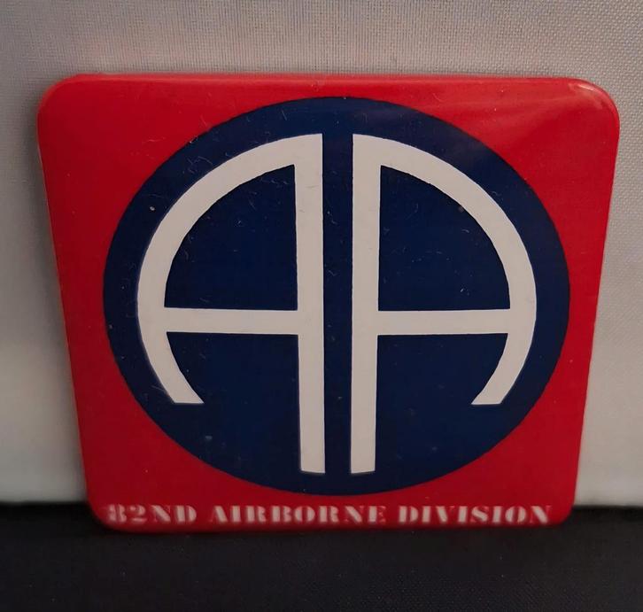 Magneet 82nd Airborne Division, Verzamelen, Militaria | Algemeen, Overige soorten, Overige typen, Amerika, Ophalen of Verzenden