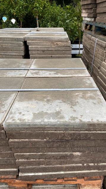 Stenen betontegels  50 bij 50 5cm dik €2,50 beschikbaar voor biedingen