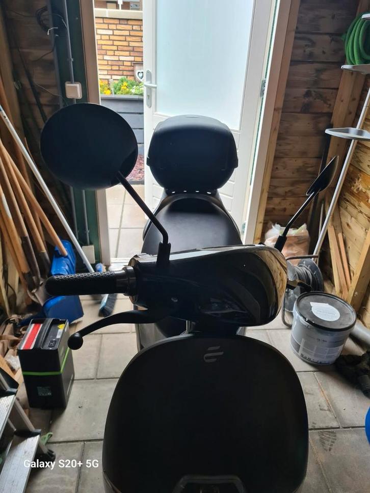 Mooi  zo goed als nieuw e scooter bouwjaar 8-8-2024, Fietsen en Brommers, Snorfietsen en Snorscooters, Zo goed als nieuw, Overige merken