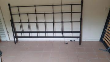 Zwart ikea bed met lattenbodems