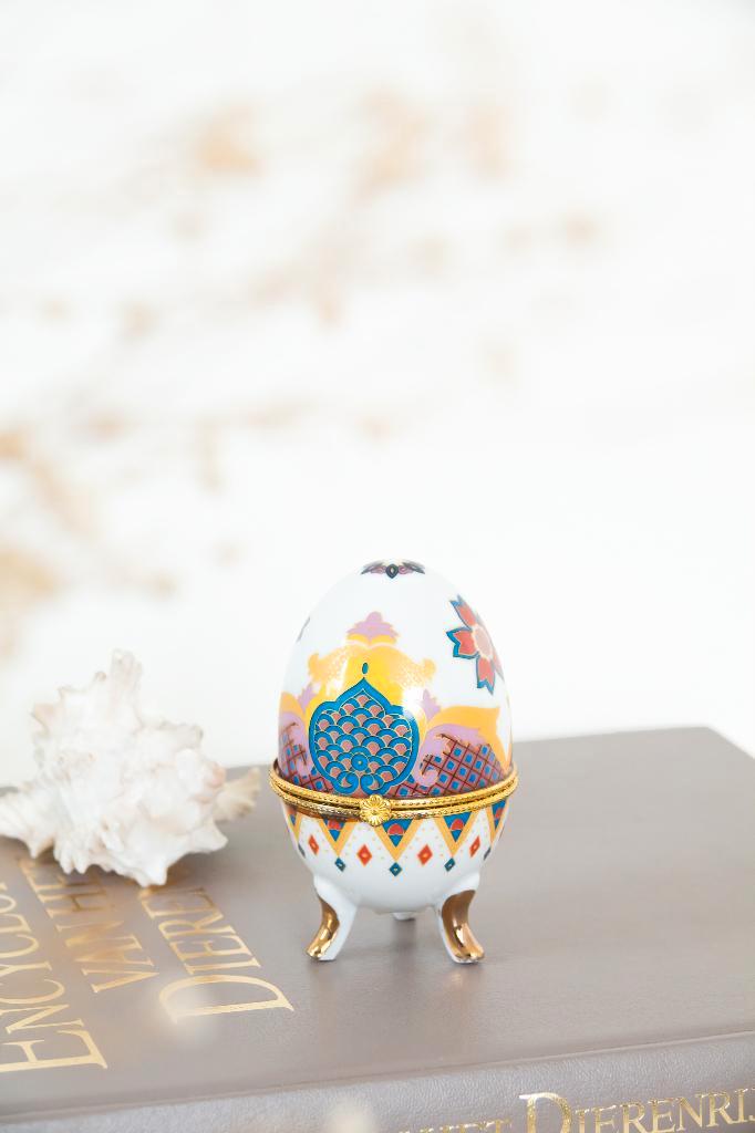 Porseleinen vintage sieraden ei, Antiek en Kunst, Antiek | Porselein, Ophalen of Verzenden